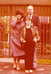 אני עם הורי ליד שער בית הכנסת